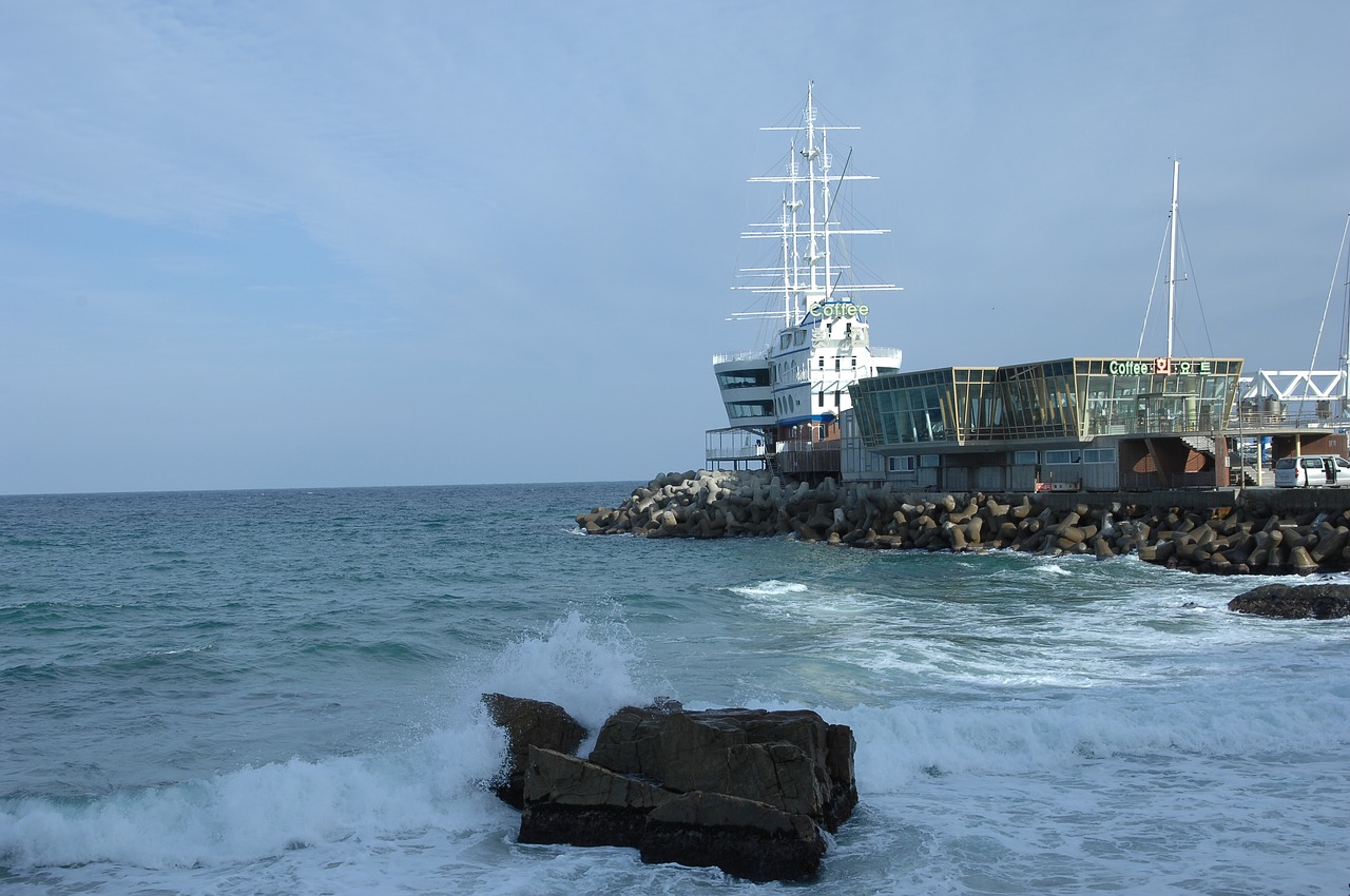 sailboat  cafe  jung dong-jin free photo