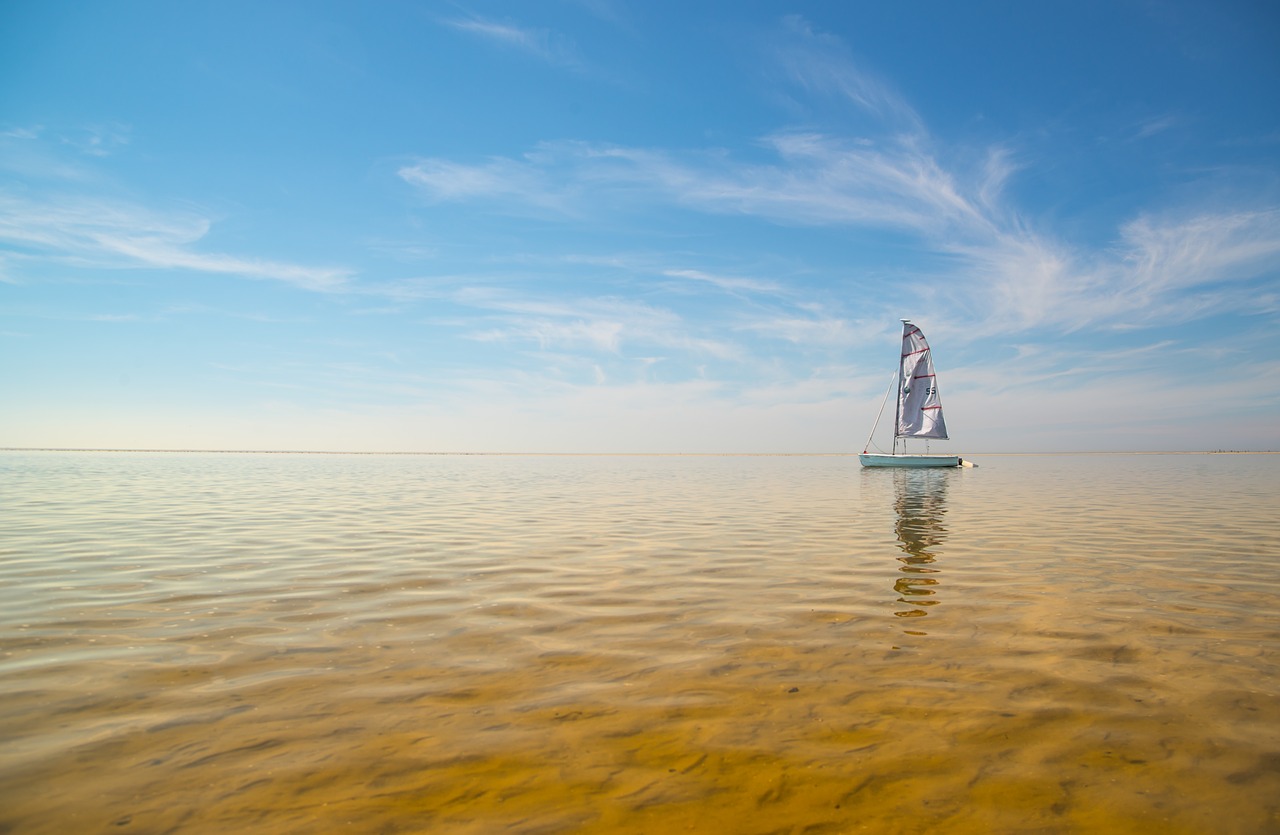 sailing boat shore free photo