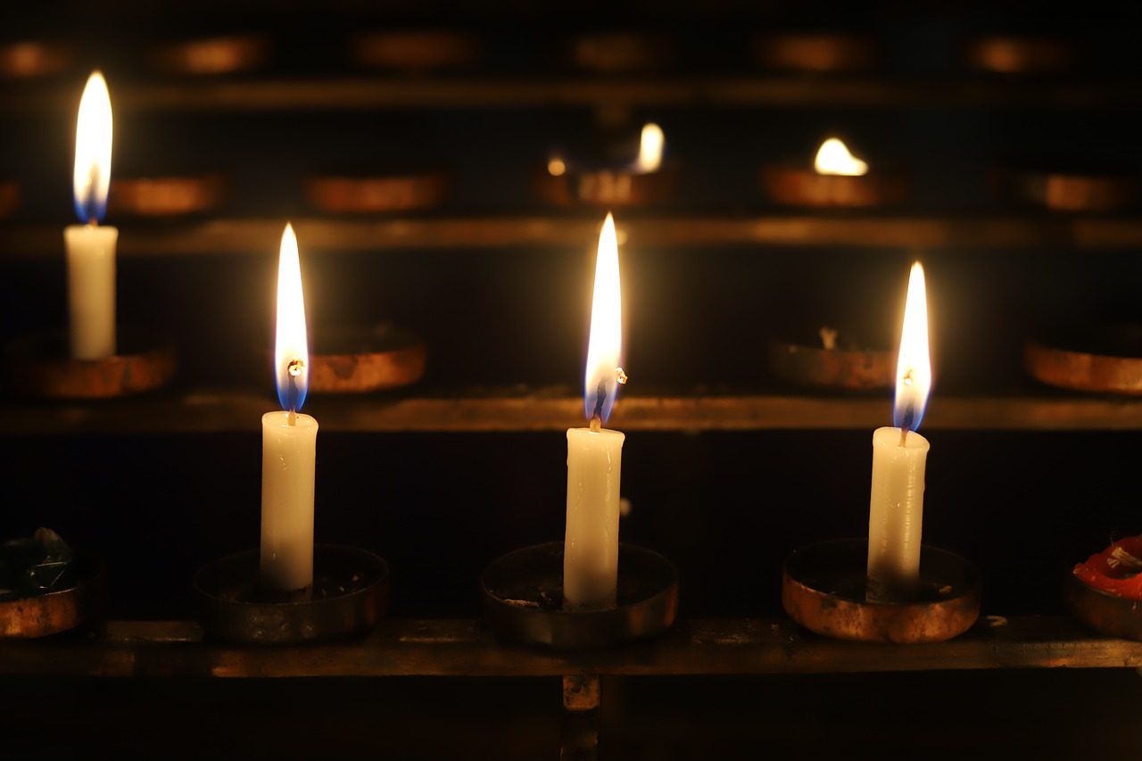 Почему ставят свечки. Свечи в храме. Поставить свечку. Поставьте свечку. Свечи в армянской церкви.