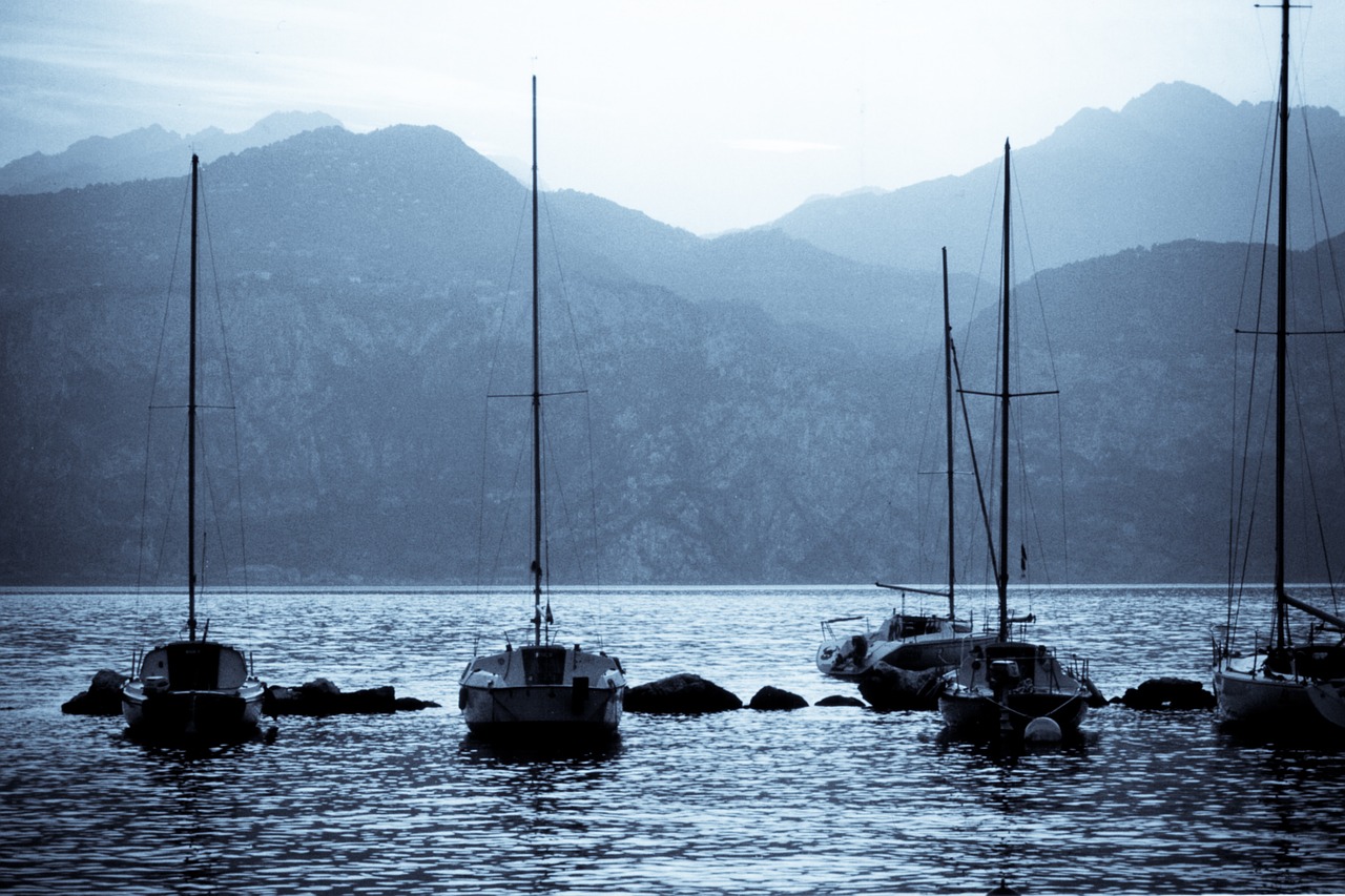 sailing boats lake mountains free photo