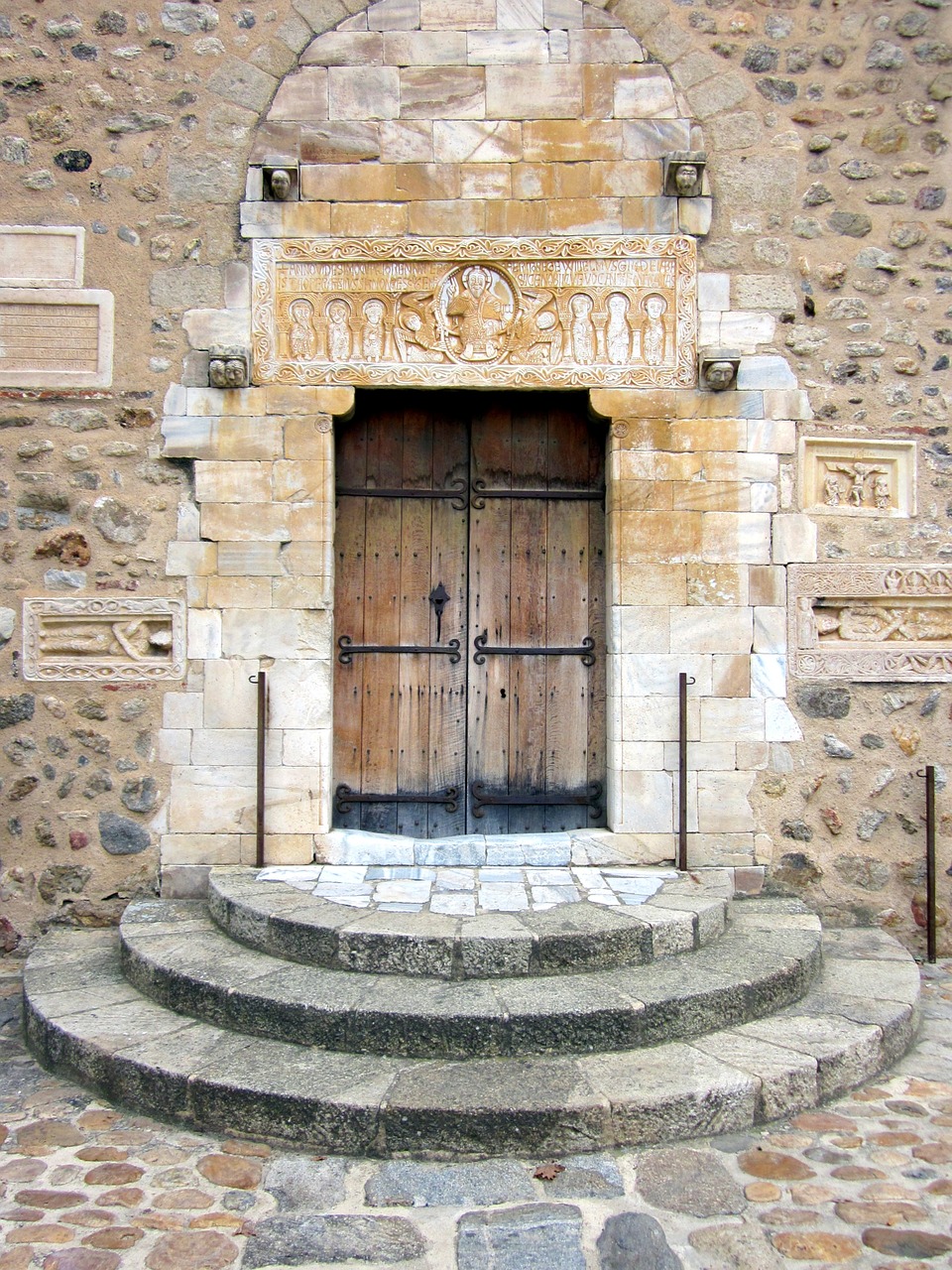 saint-génis-des-fontaines portal architrave free photo