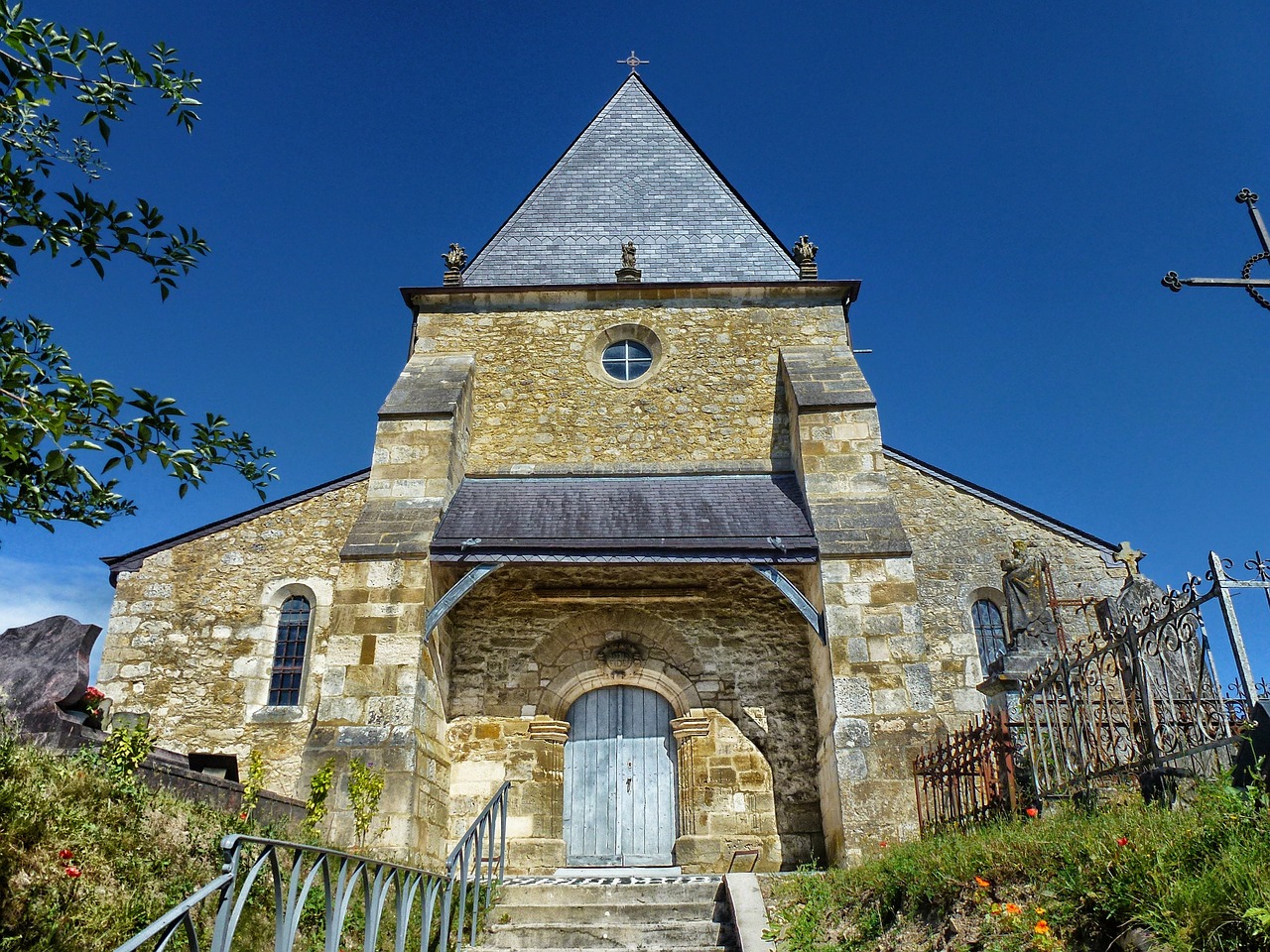 saint-loup-terrier france church free photo