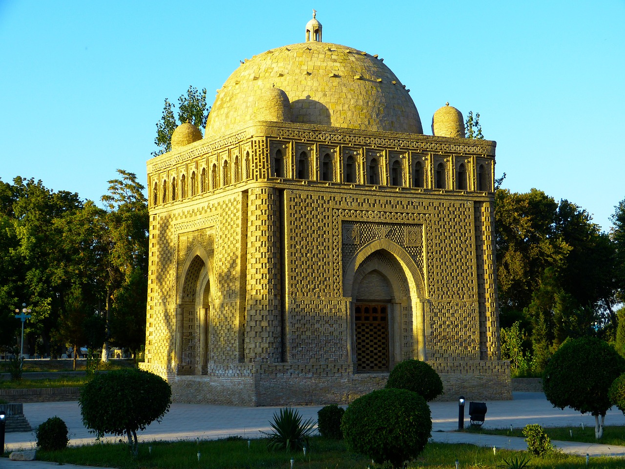 samanid mausoleum tomb ismail samanis free photo