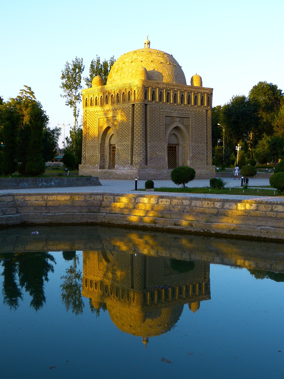 samanid mausoleum tomb water free photo