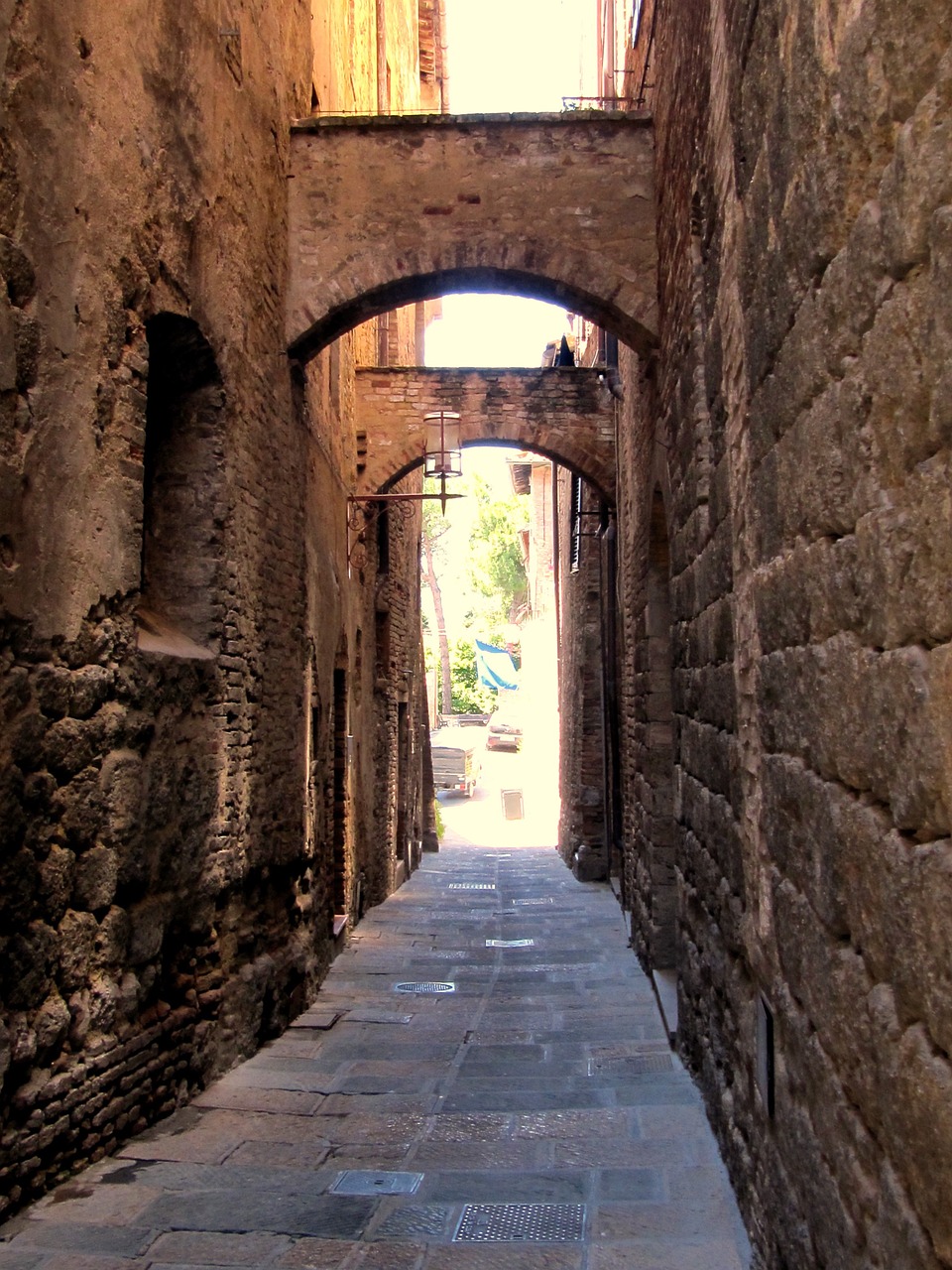 san gimignano alley arch free photo