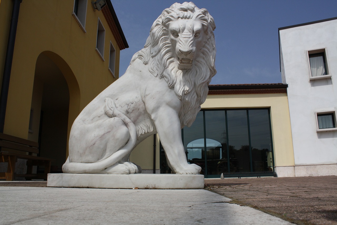 san leone lion statue free photo
