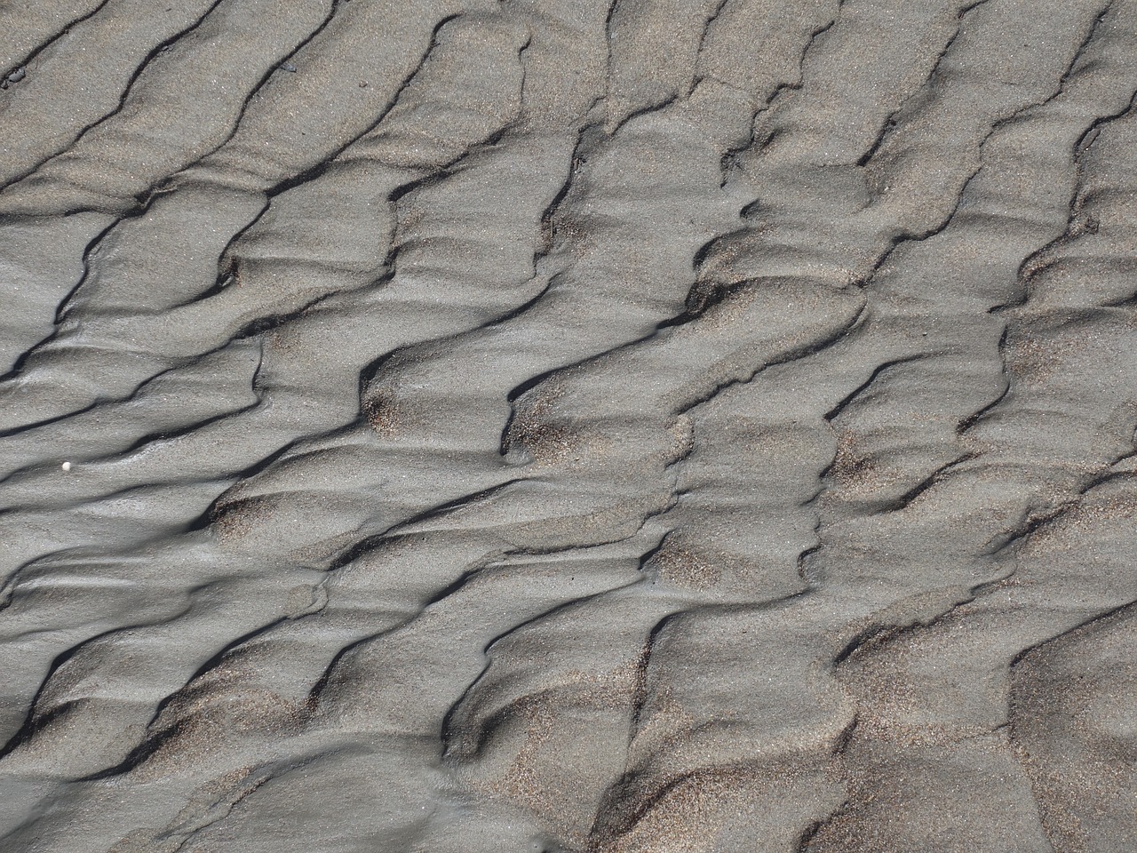 sand traces of water flow traces free photo