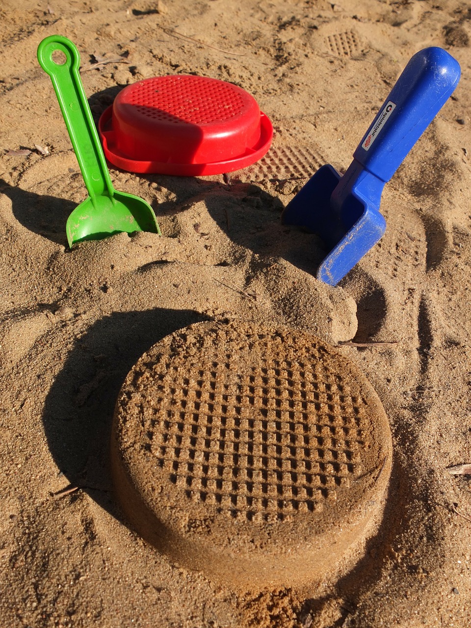 sand digging sieve free photo