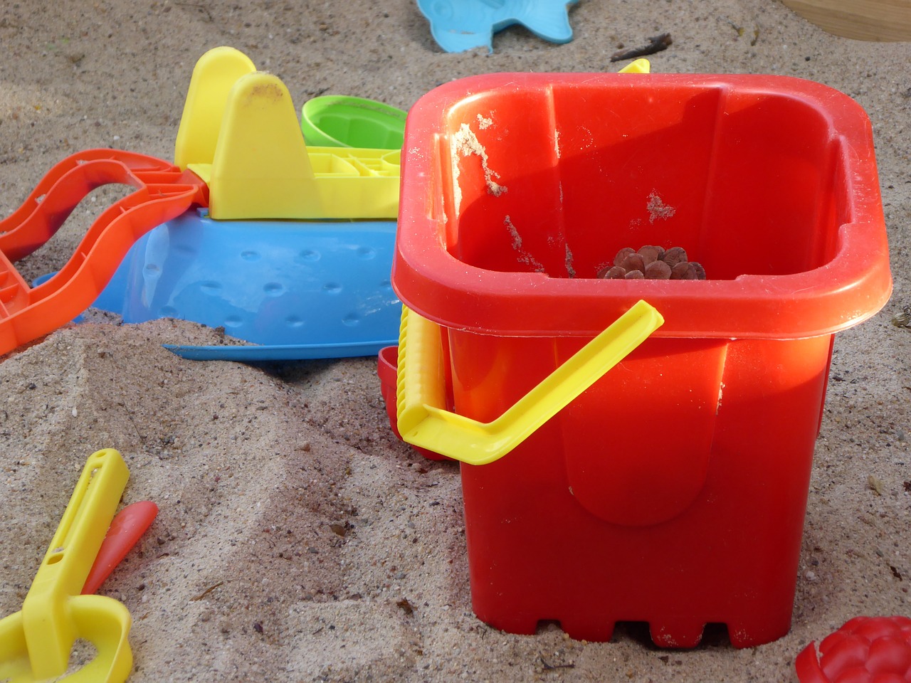 sand pit toys toy bucket free photo
