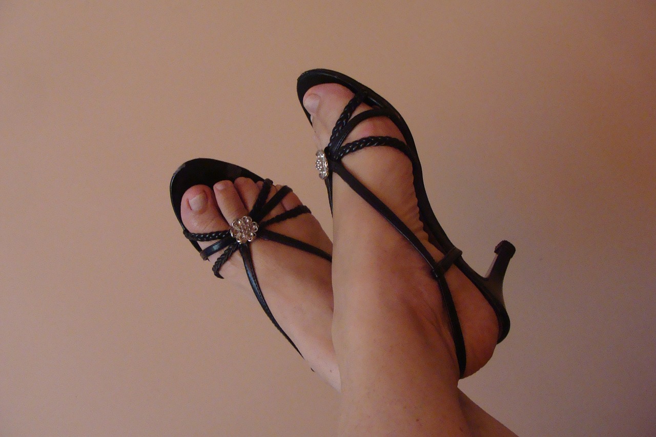 sandals female feet free photo
