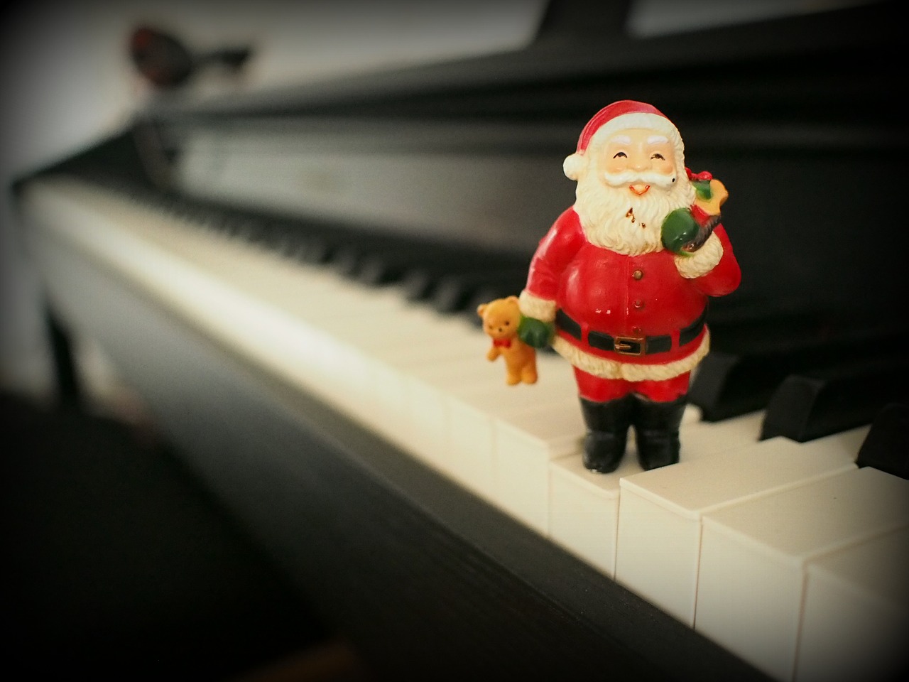 santa claus piano perspective free photo