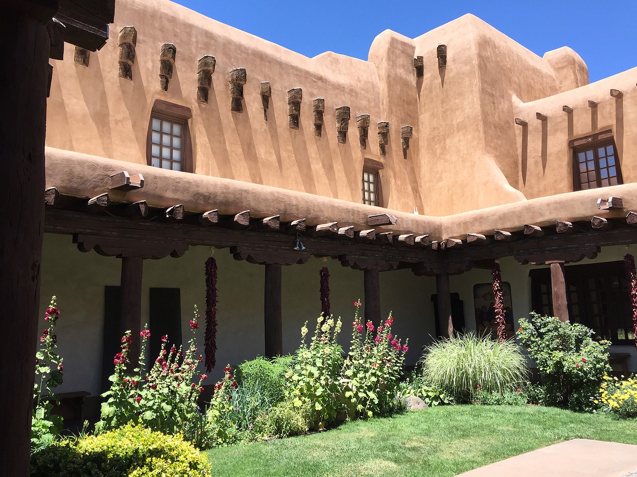 santa fe building courtyard free photo