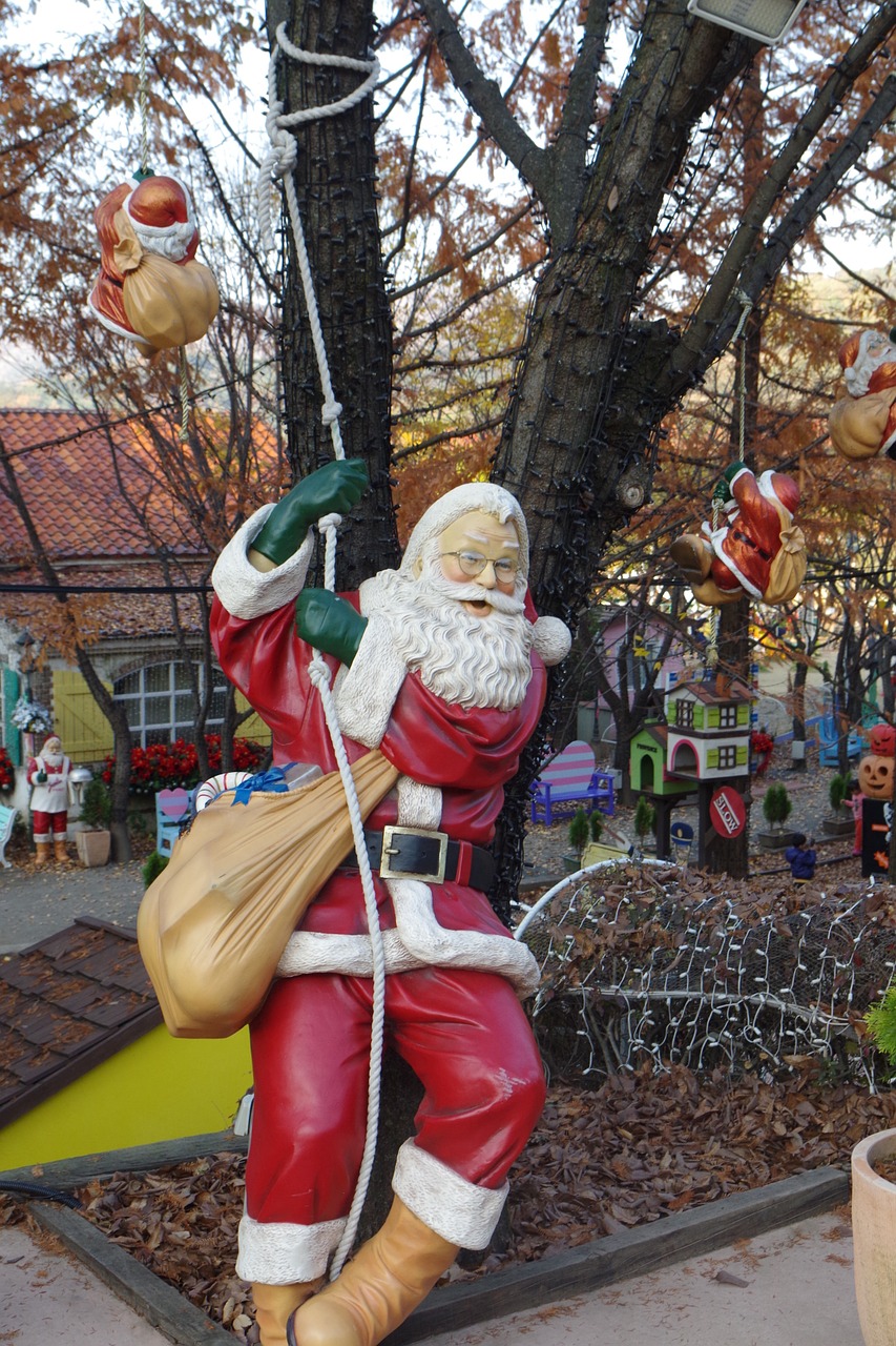 santa's village santa sculpture free photo