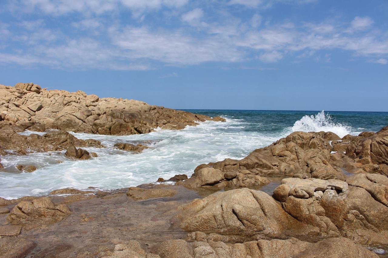 Восточное побережье. Тирренское море камни. Берег Средиземного моря фото. Средиземное море Сардиния фото.