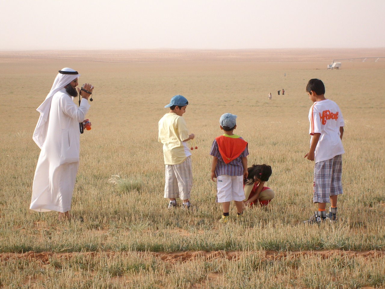 saudi family desert free photo