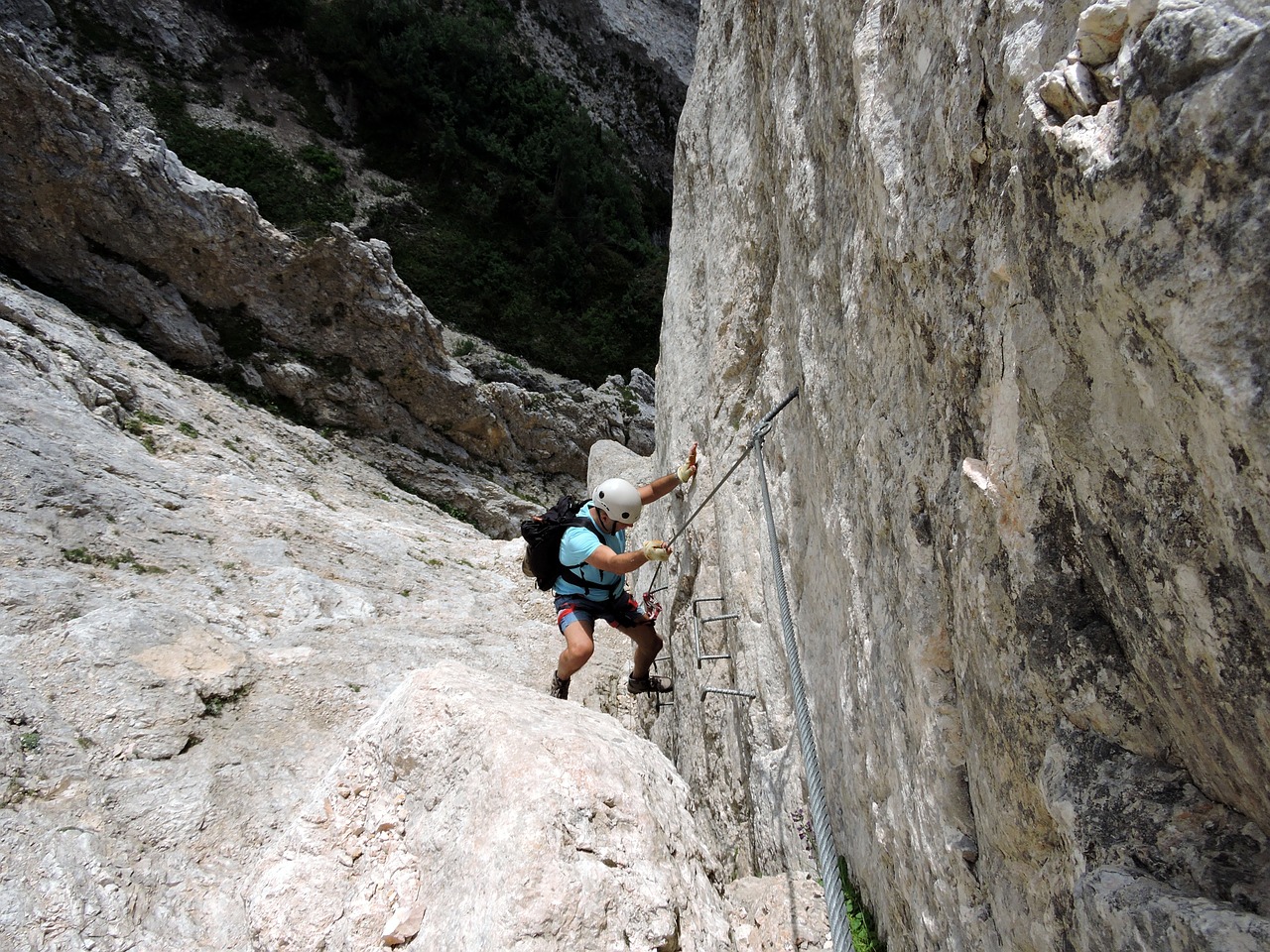 scale rock climber free photo