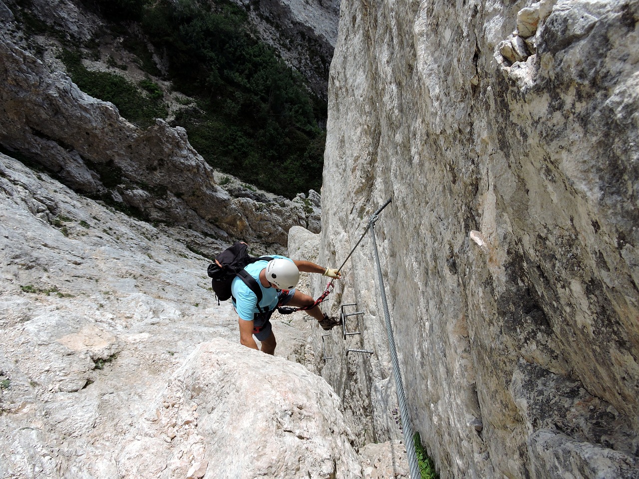 scale rock climber free photo