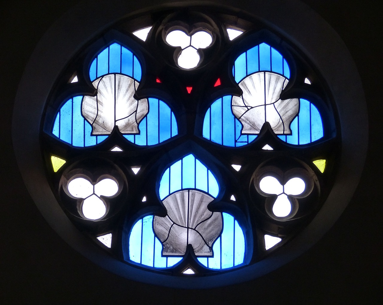 scallop church window make a pilgrimage free photo