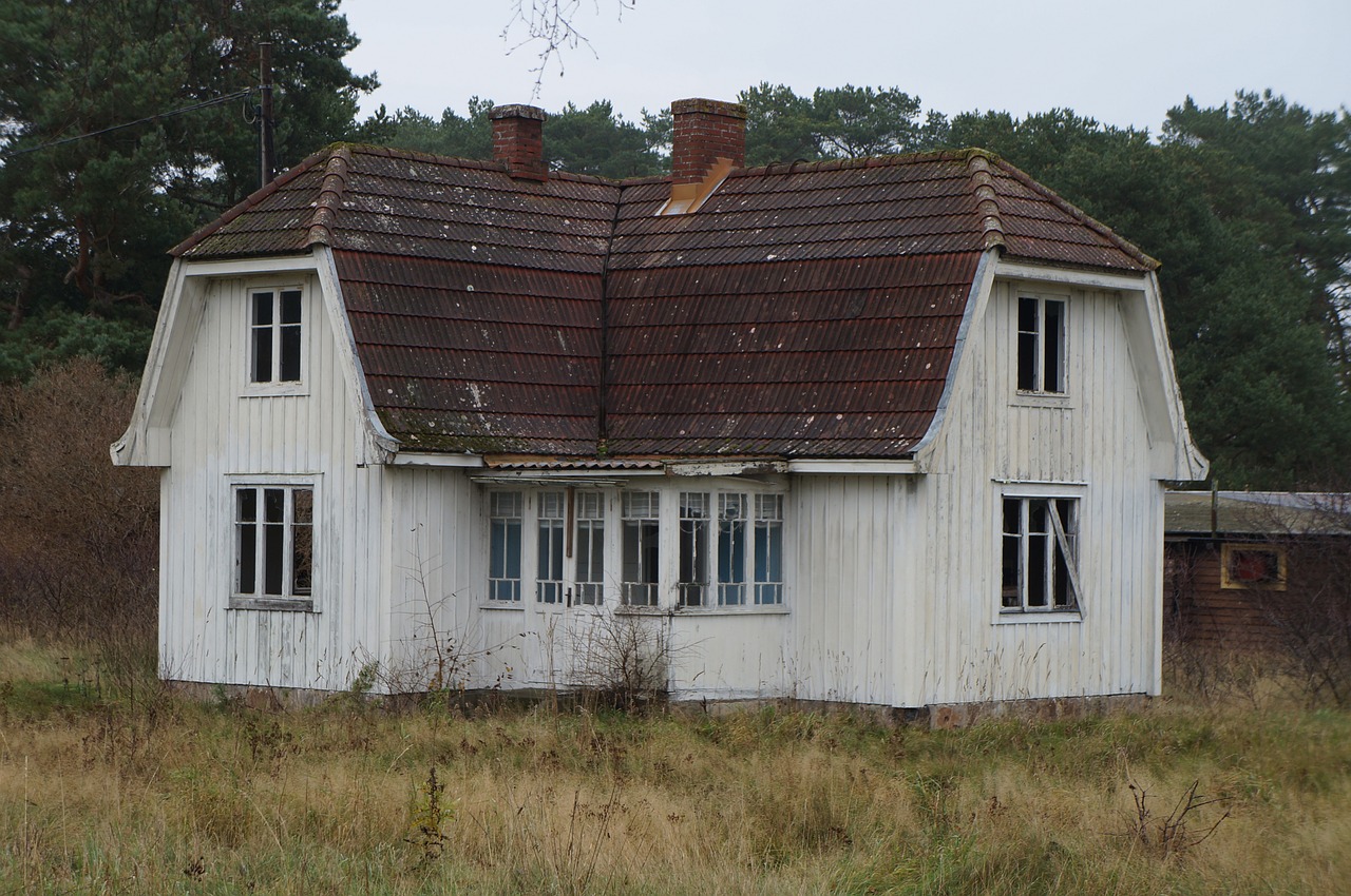 scary house sweden landscape free photo