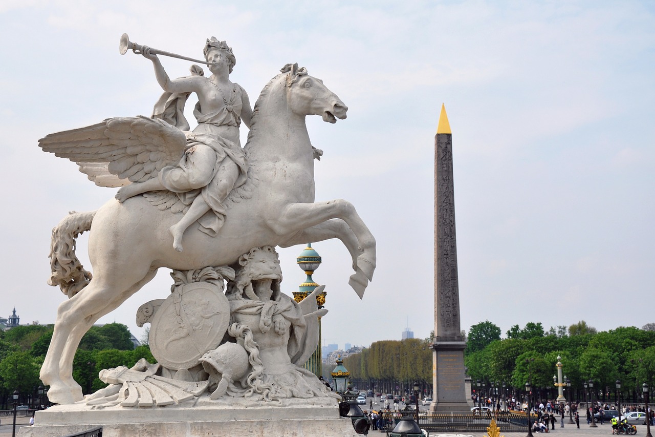 sculpture renommée du roi chevauchant pégase fame riding pegasus free photo