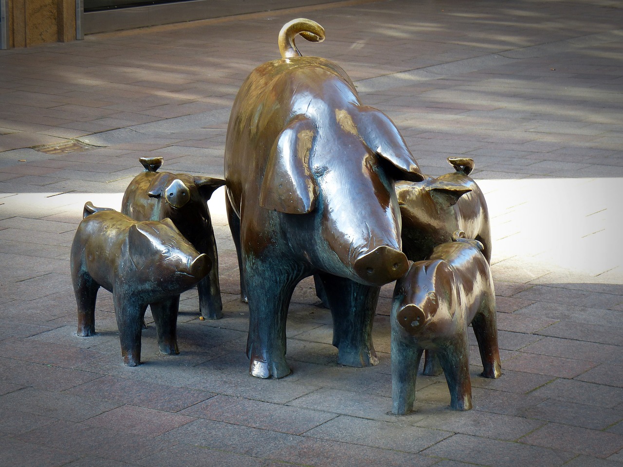 sculpture pigs piglet free photo