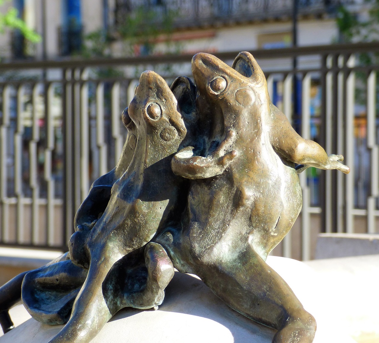 sculpture bronze frogs free photo