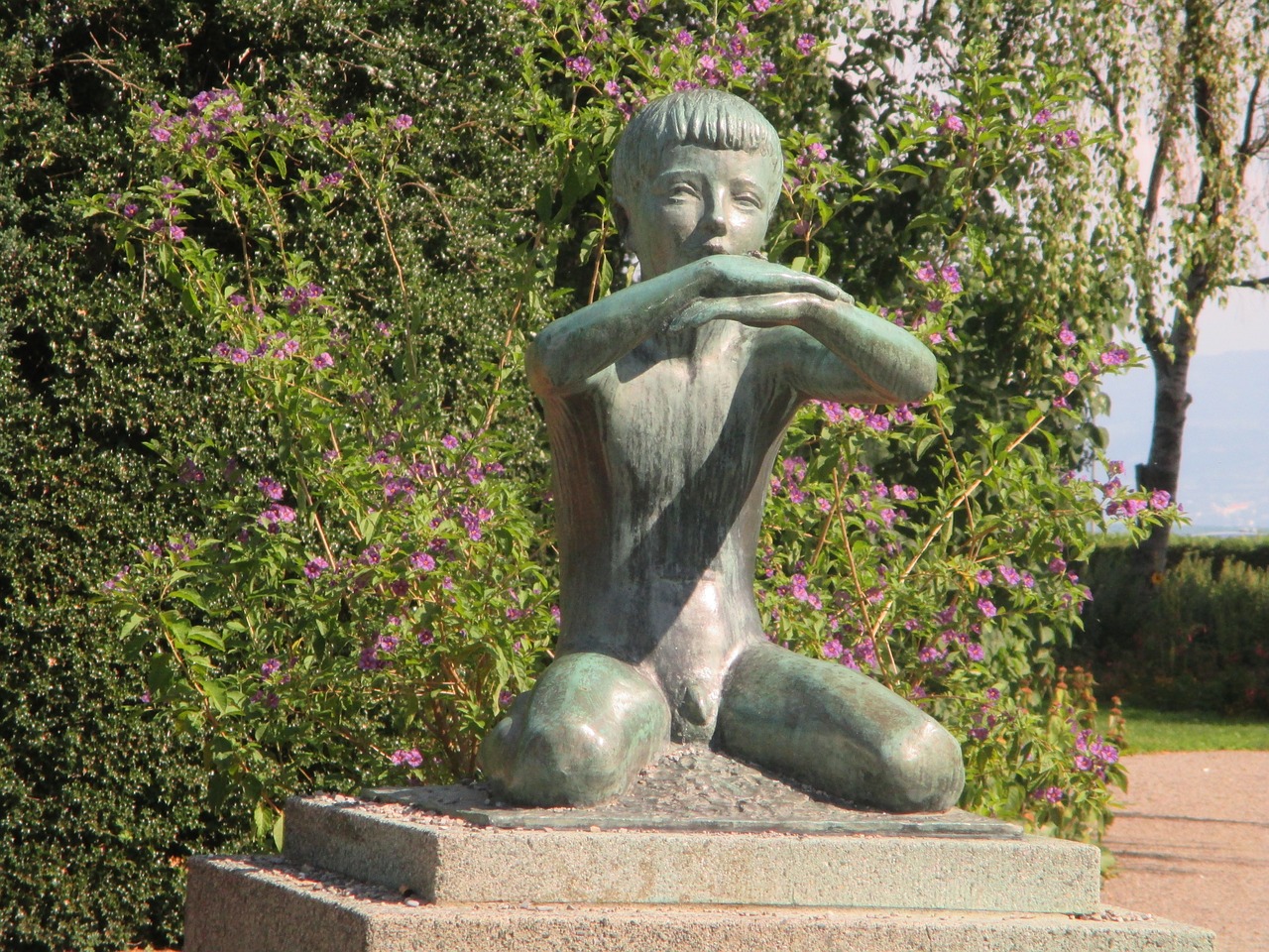 sculpture kneeling boy free photo