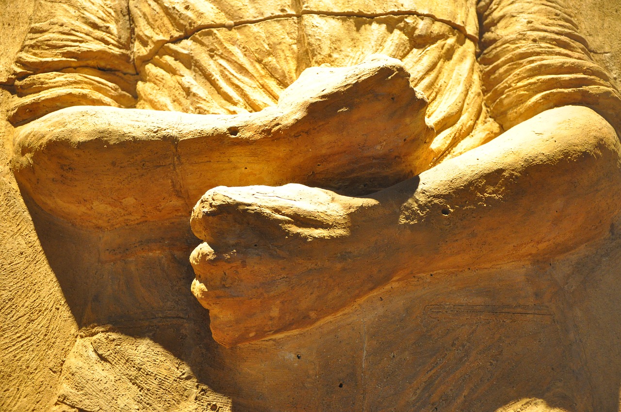 sculpture mud hands free photo