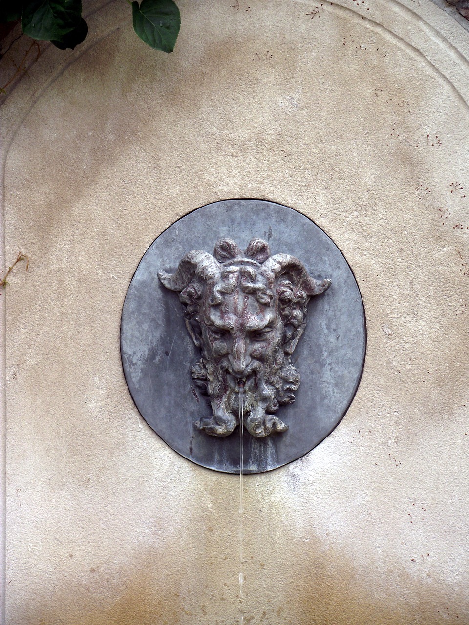 sculpture face fountain free photo