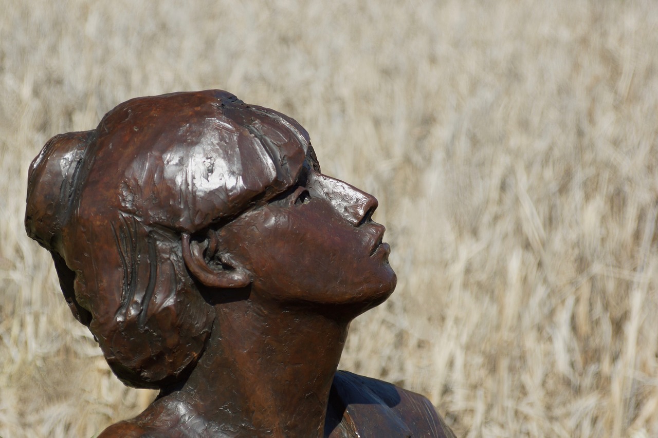 sculpture  woman  bronze free photo