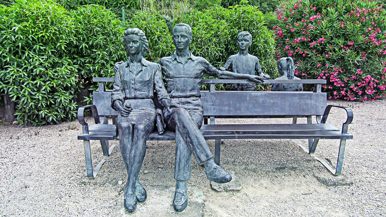sculpture  statue  family free photo