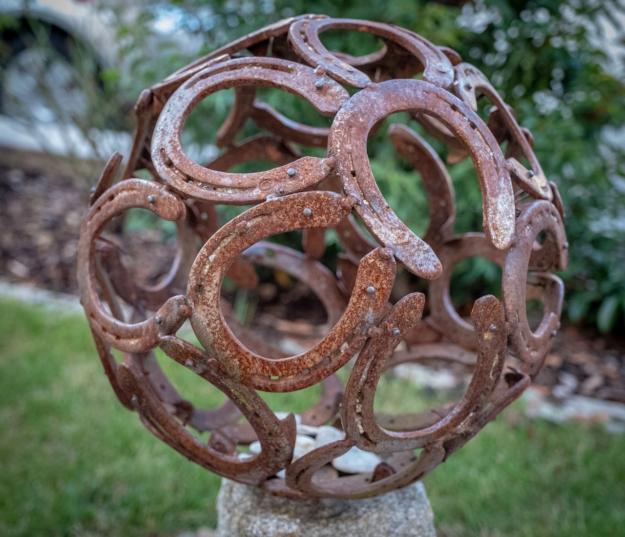 sculpture  artwork  horseshoe free photo