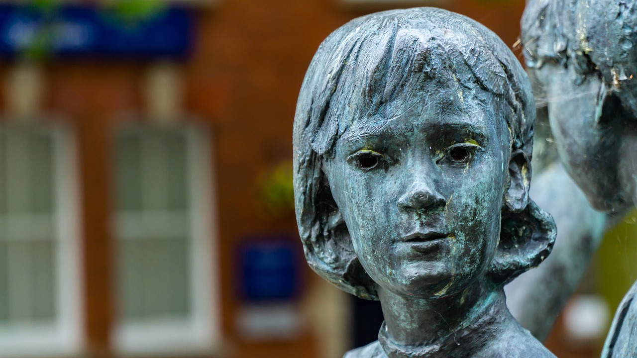 sculpture  child  the little girl free photo