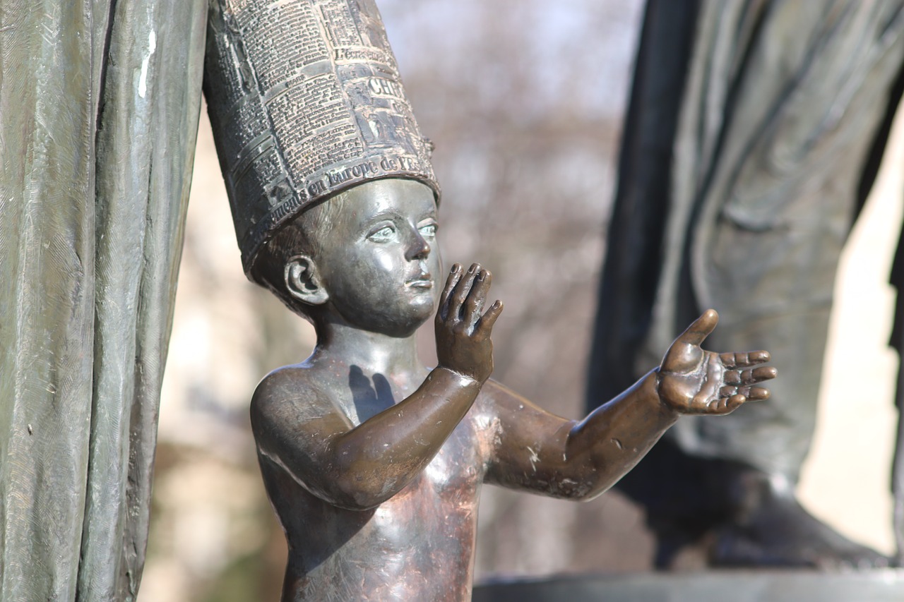 sculpture  bronze  child free photo