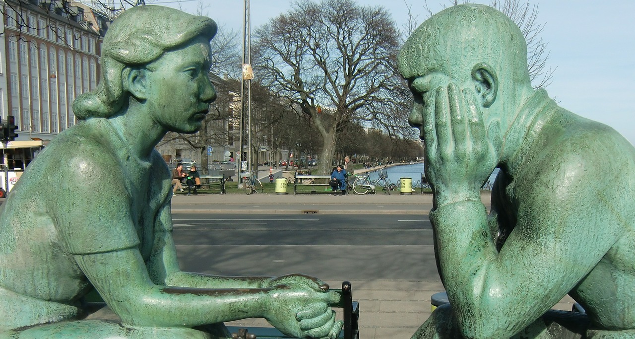 sculpture couple speak free photo