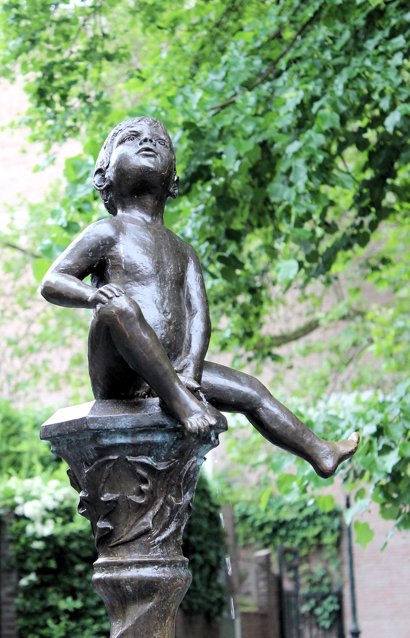 sculpture little boy peeing free photo