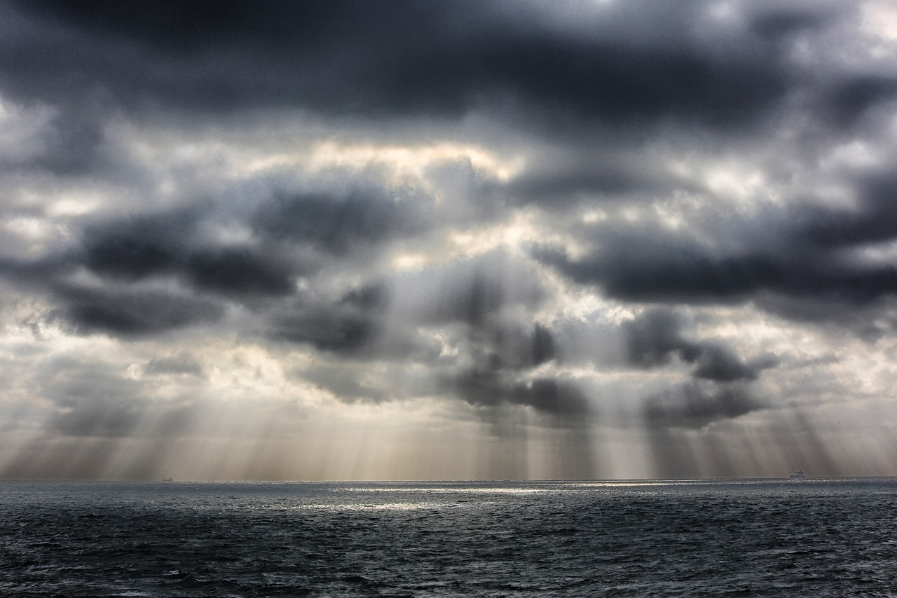 sun's rays sea clouds free photo