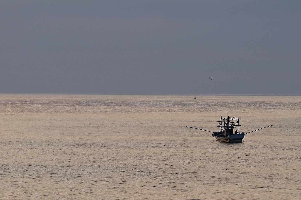 sea fishermen ship free photo