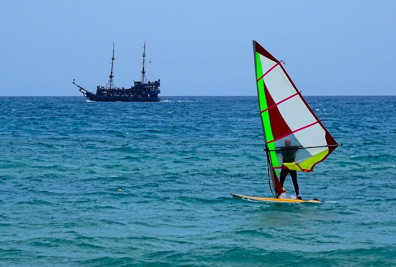 sea sailing boat free photo