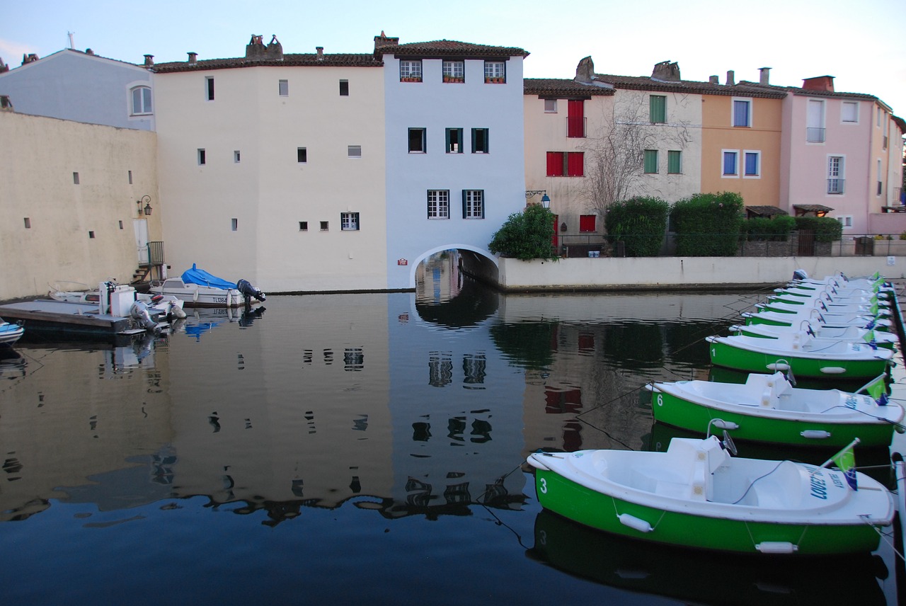 sea houses color free photo