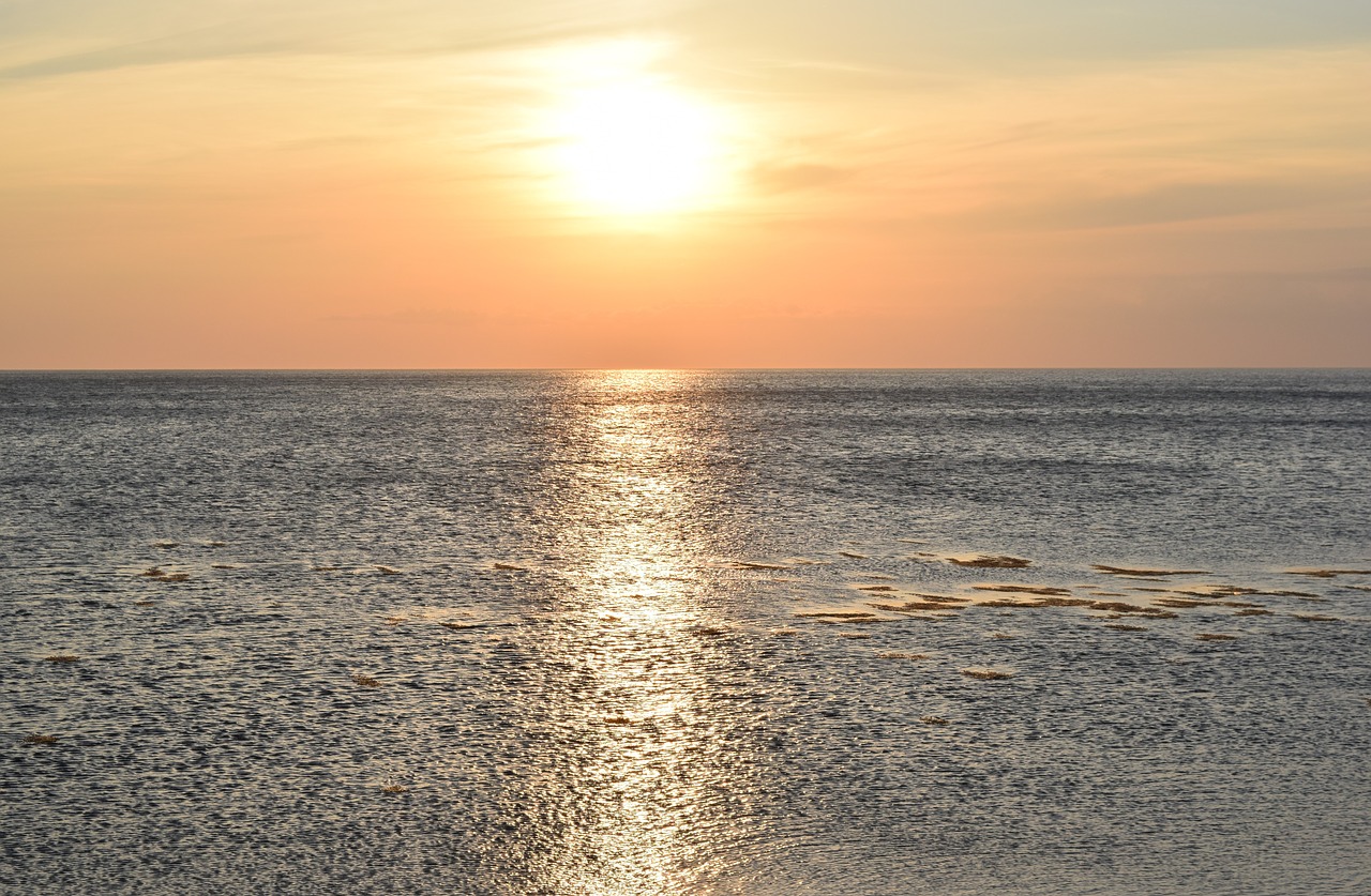 sea sunset ray of sunshine free photo