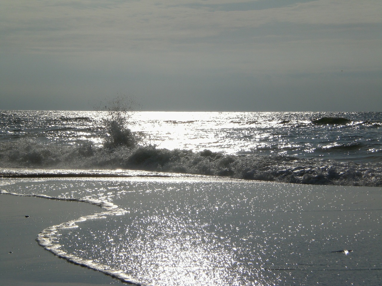 sea back light wave free photo