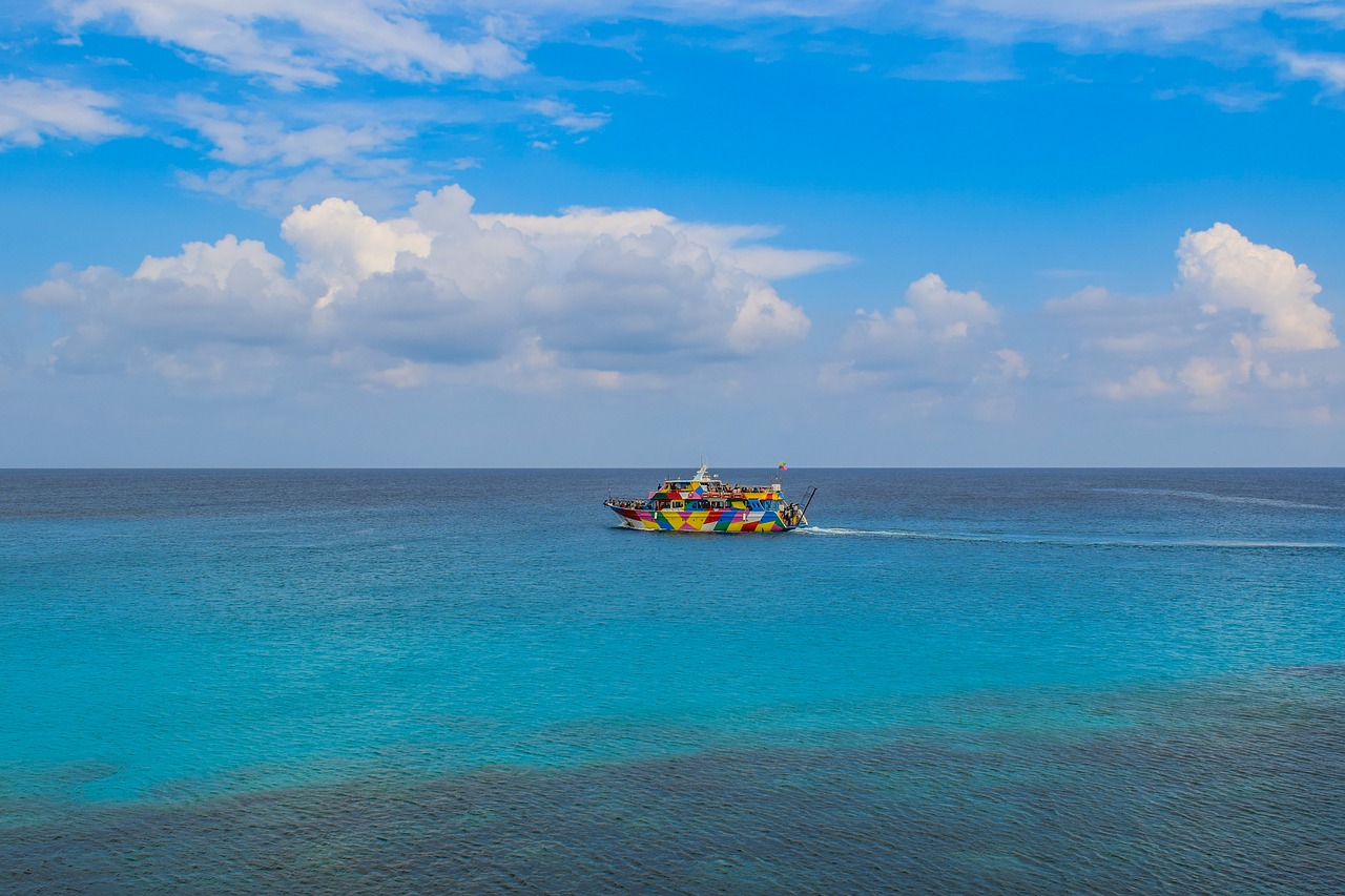 sea horizon boat free photo