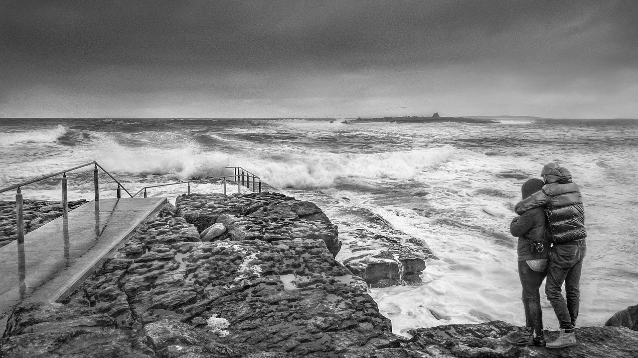 sea storm lovers free photo