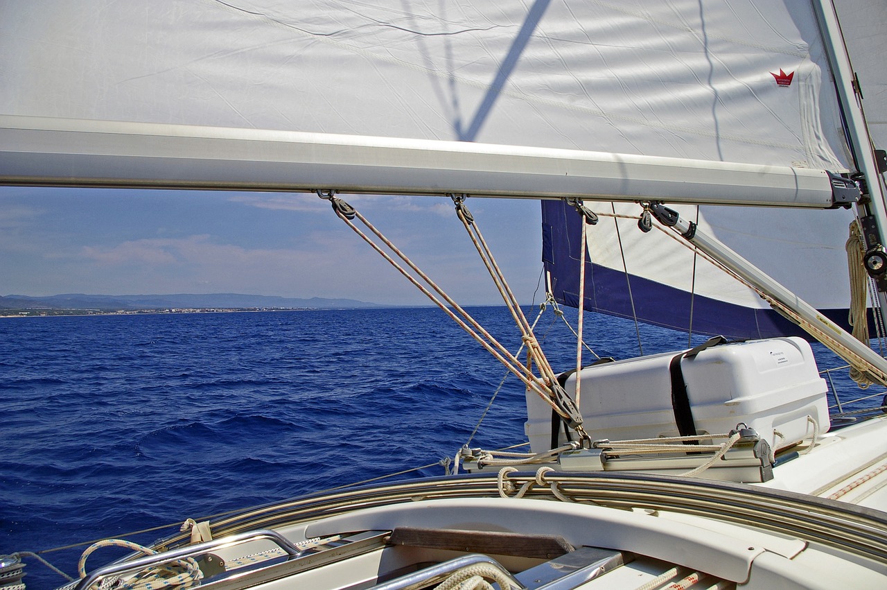 sea sailing boat horizon free photo