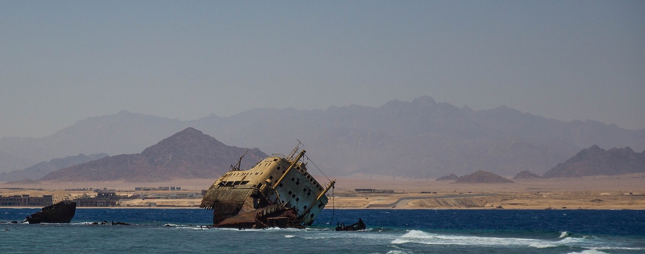 sea ship sunken free photo