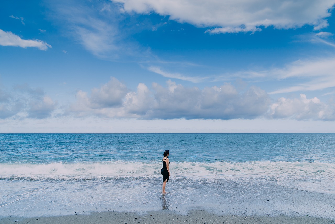 sea woman sea 灣 free photo