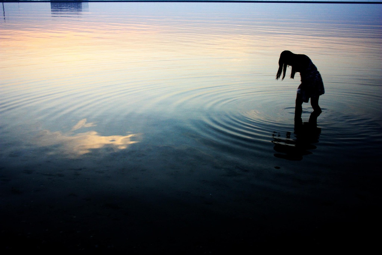 sea girl lake free photo