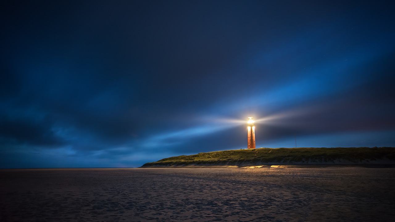 sea lighthouse night free photo
