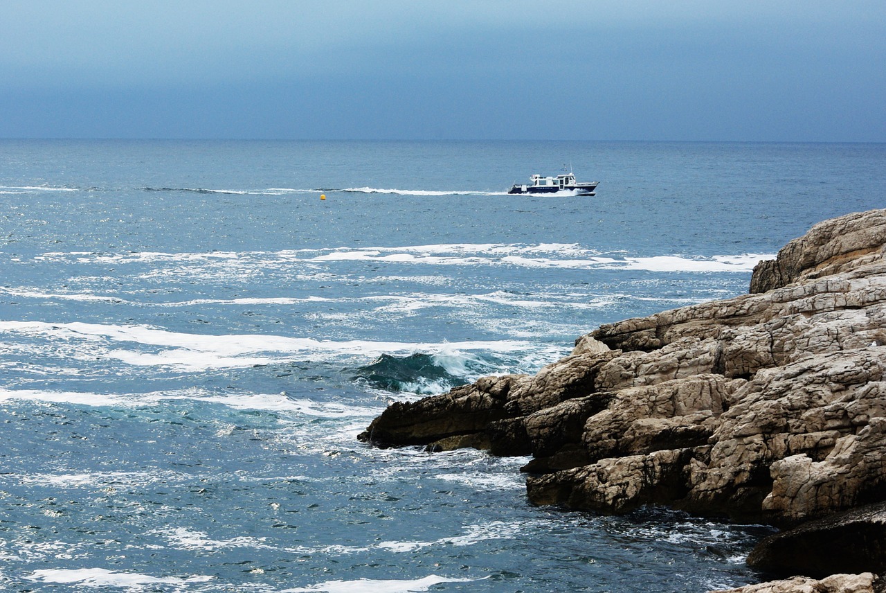 sea  boat  sky free photo